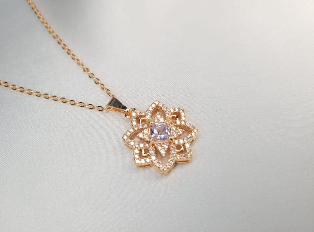 GOLD PLATED ELEGENT FLORAL DESIGN PENDANT