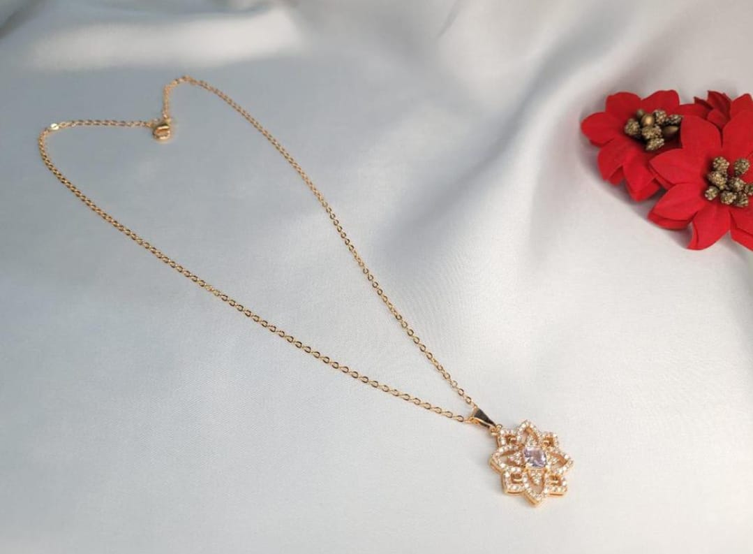 GOLD PLATED ELEGENT FLORAL DESIGN PENDANT